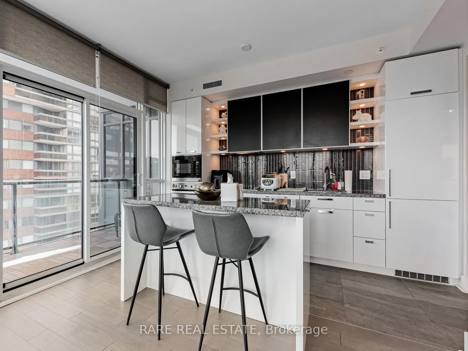 Photo 11 of Unit 803, 32 Davenport Road, Toronto, Yonge-St. Clair — HOMEH