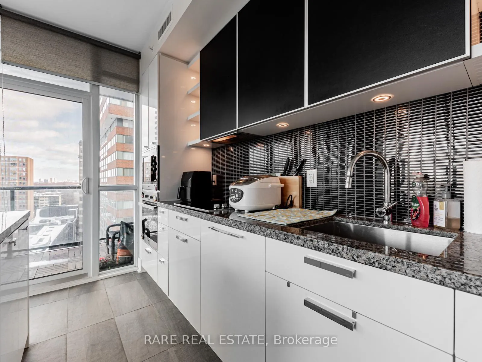 Photo 12 of Unit 803, 32 Davenport Road, Toronto, Yonge-St. Clair — HOMEH