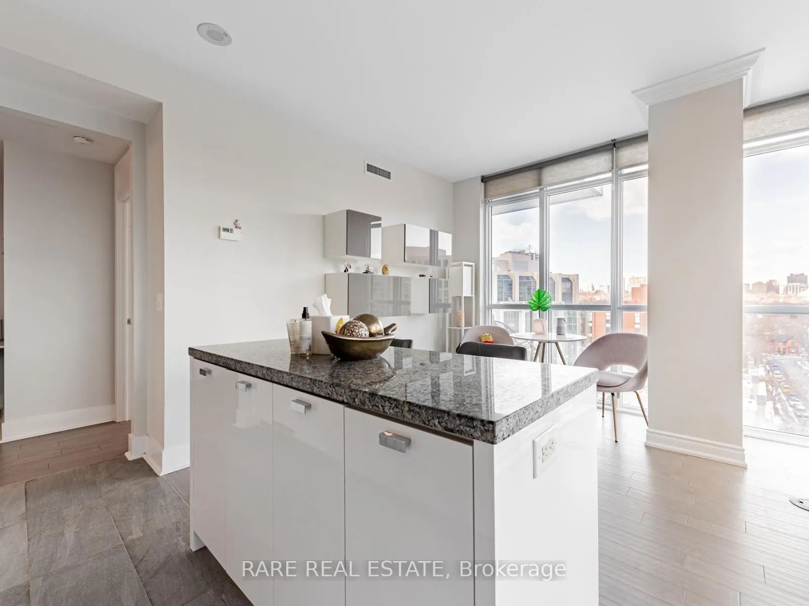 Photo 13 of Unit 803, 32 Davenport Road, Toronto, Yonge-St. Clair — HOMEH