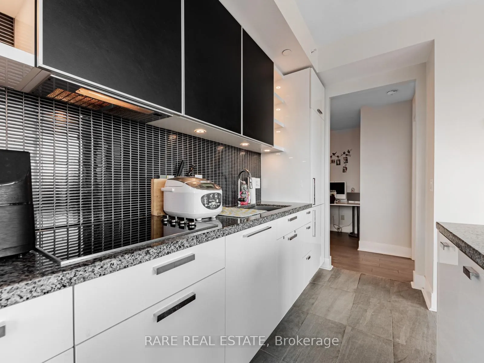 Photo 14 of Unit 803, 32 Davenport Road, Toronto, Yonge-St. Clair — HOMEH