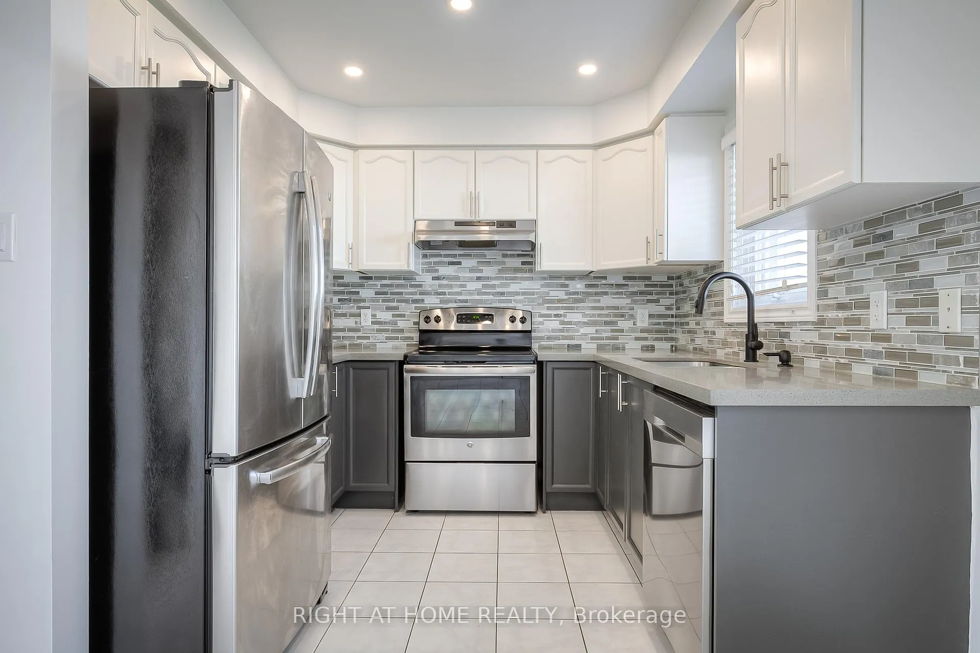 Photo 3 of 3086 Highbourne Crescent, Oakville, Bronte Creek — HOMEH