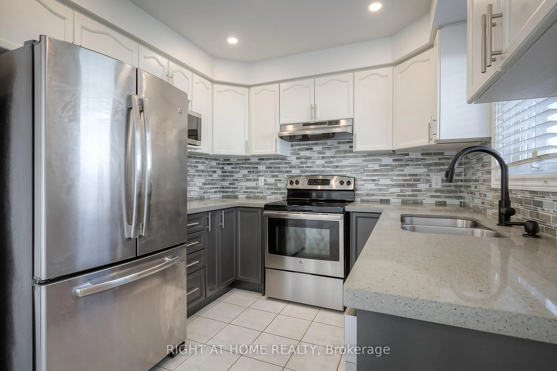 Photo 4 of 3086 Highbourne Crescent, Oakville, Bronte Creek — HOMEH