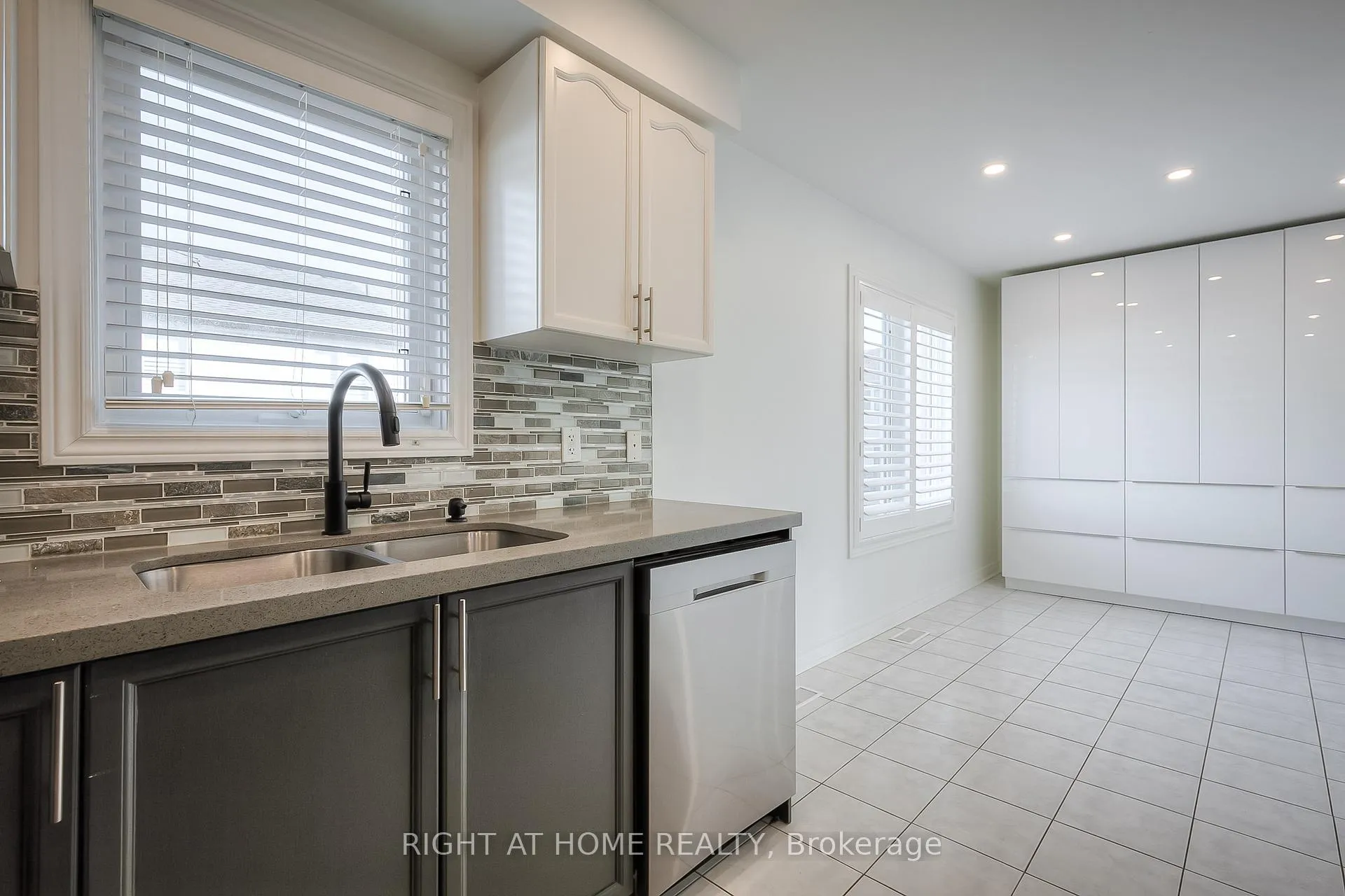 Photo 5 of 3086 Highbourne Crescent, Oakville, Bronte Creek — HOMEH