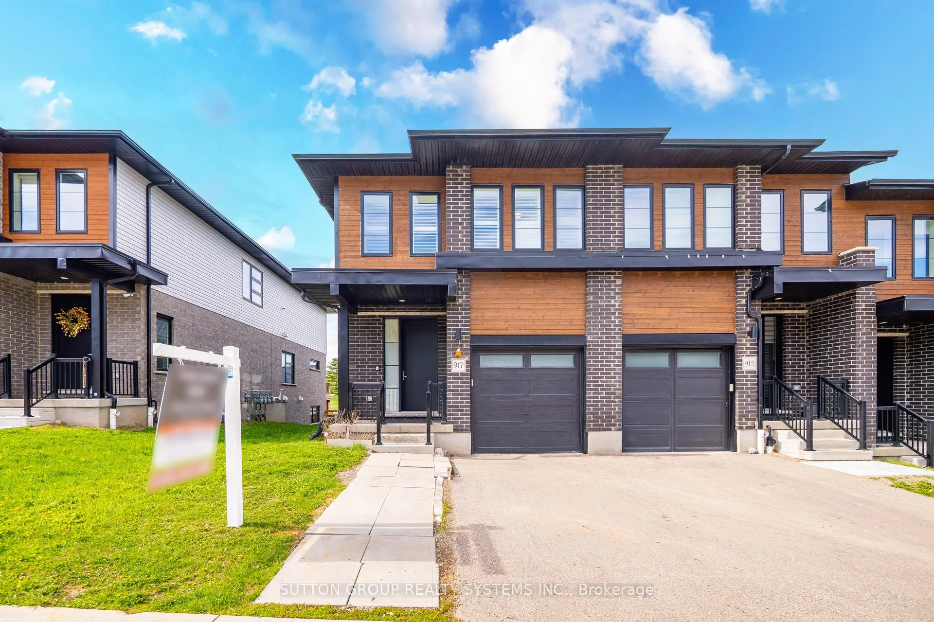 Photo 2 of 917 Robert Ferrie Drive, Kitchener, Brigadoon — HOMEH
