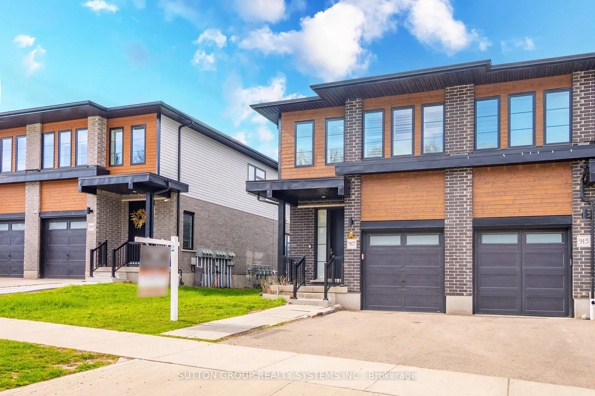 Photo 3 of 917 Robert Ferrie Drive, Kitchener, Brigadoon — HOMEH