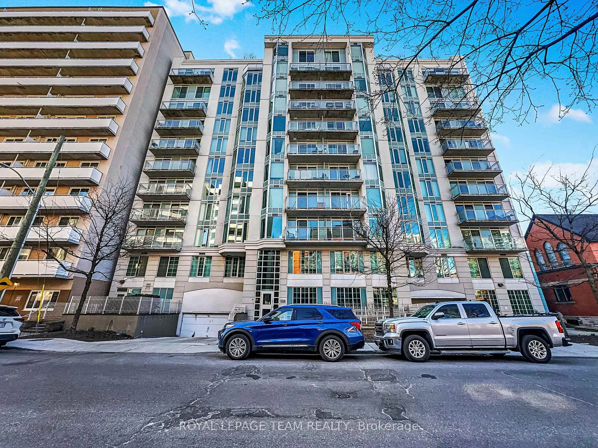 Front of Unit 801, 138 Somerset Street W