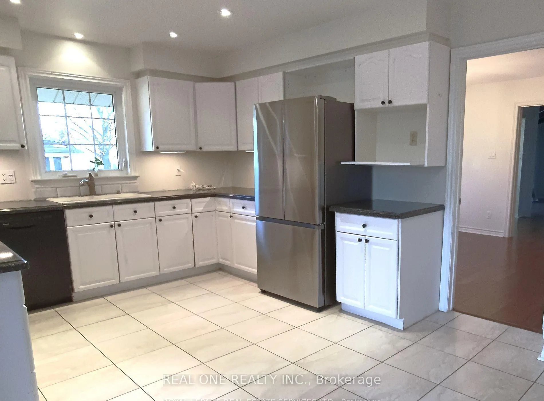 Photo 9 of 236 Ash Tree Way, Oakville, Ford — HOMEH
