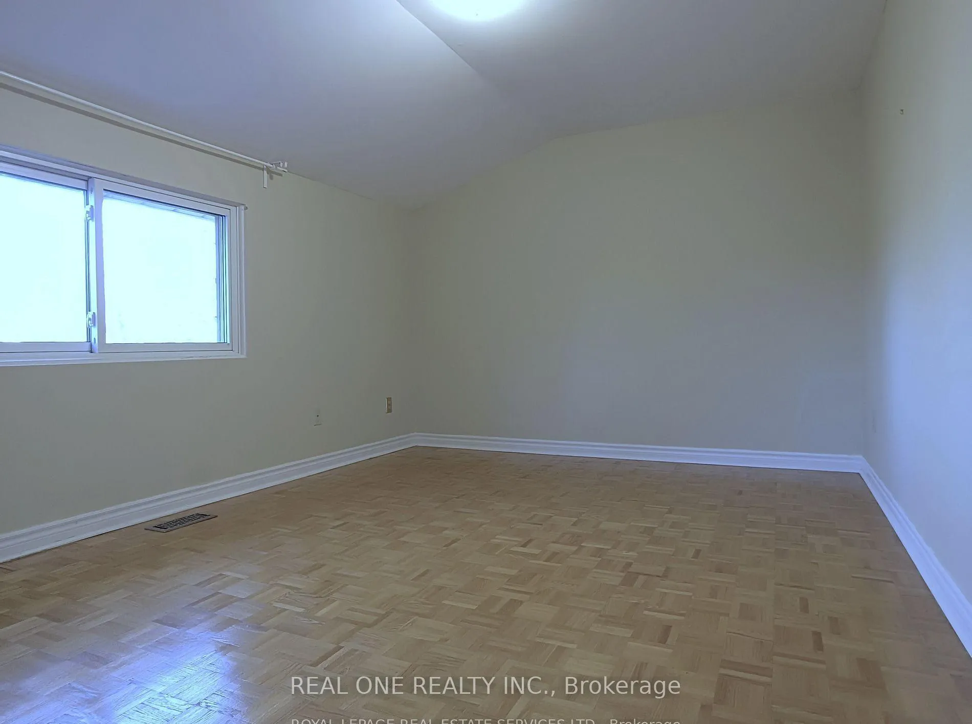 Photo 19 of 236 Ash Tree Way, Oakville, Ford — HOMEH