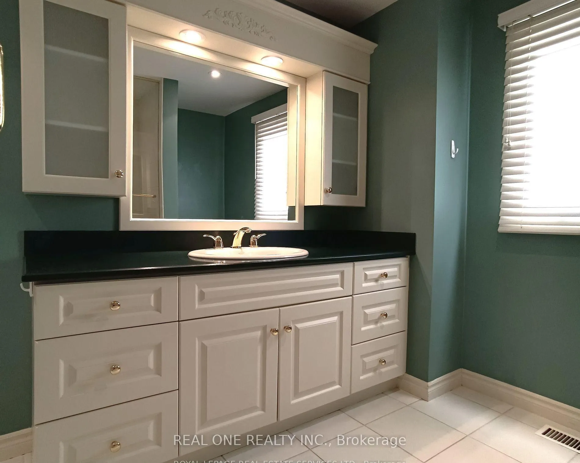 Photo 20 of 236 Ash Tree Way, Oakville, Ford — HOMEH