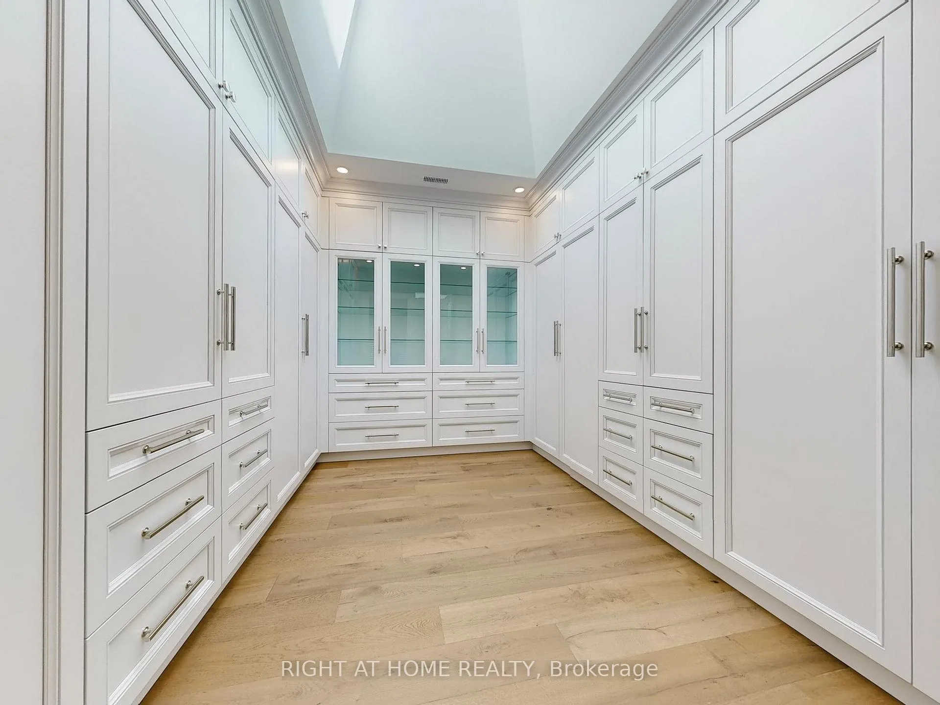 Photo 22 of 172 Burgundy Drive, Oakville, Morrison — HOMEH