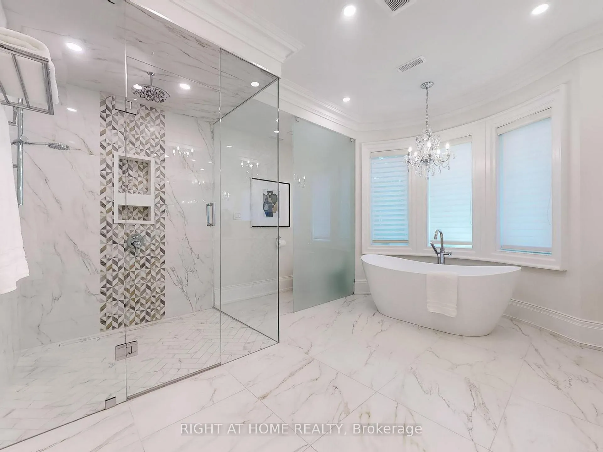 Photo 23 of 172 Burgundy Drive, Oakville, Morrison — HOMEH