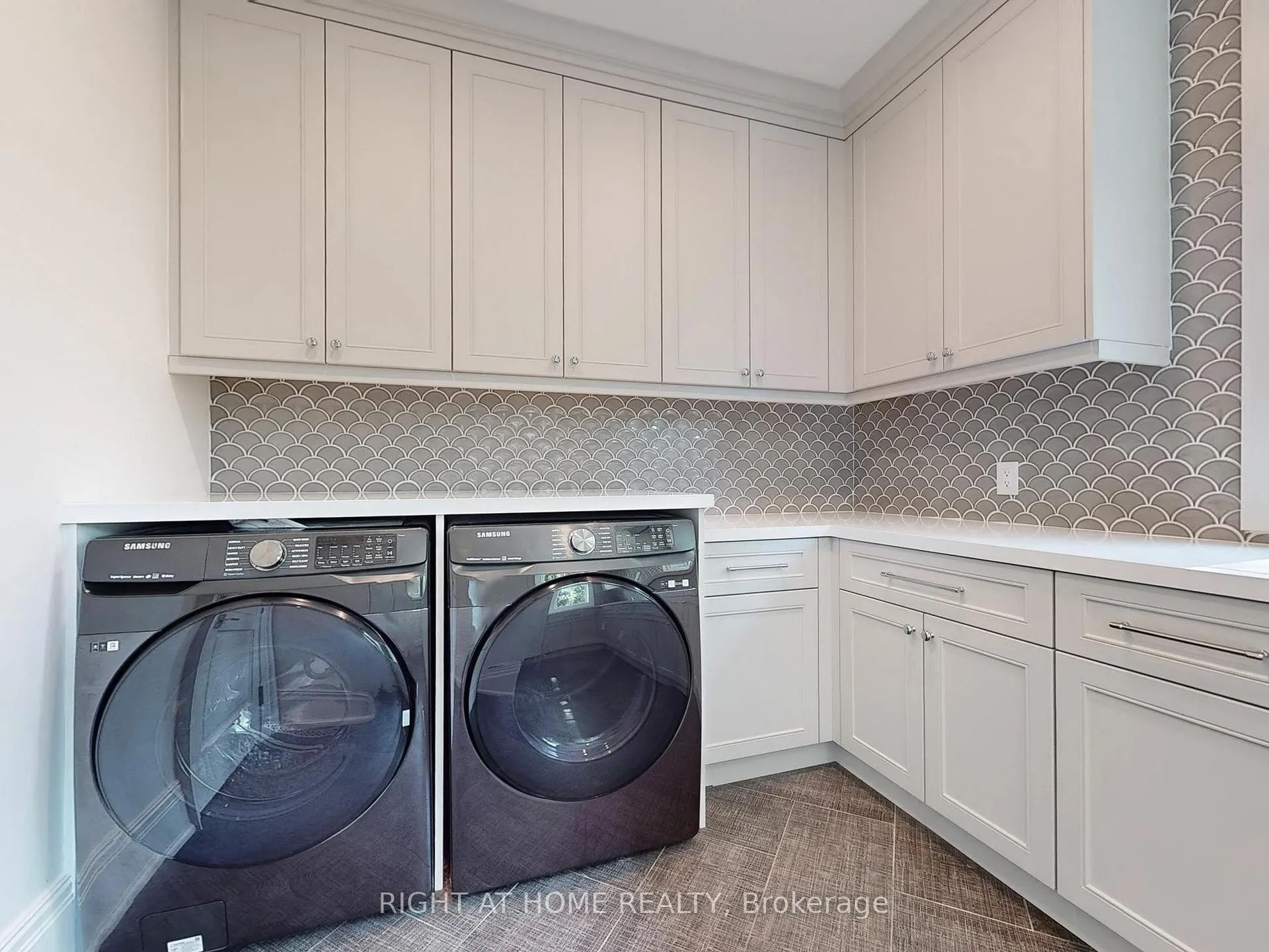 Photo 31 of 172 Burgundy Drive, Oakville, Morrison — HOMEH