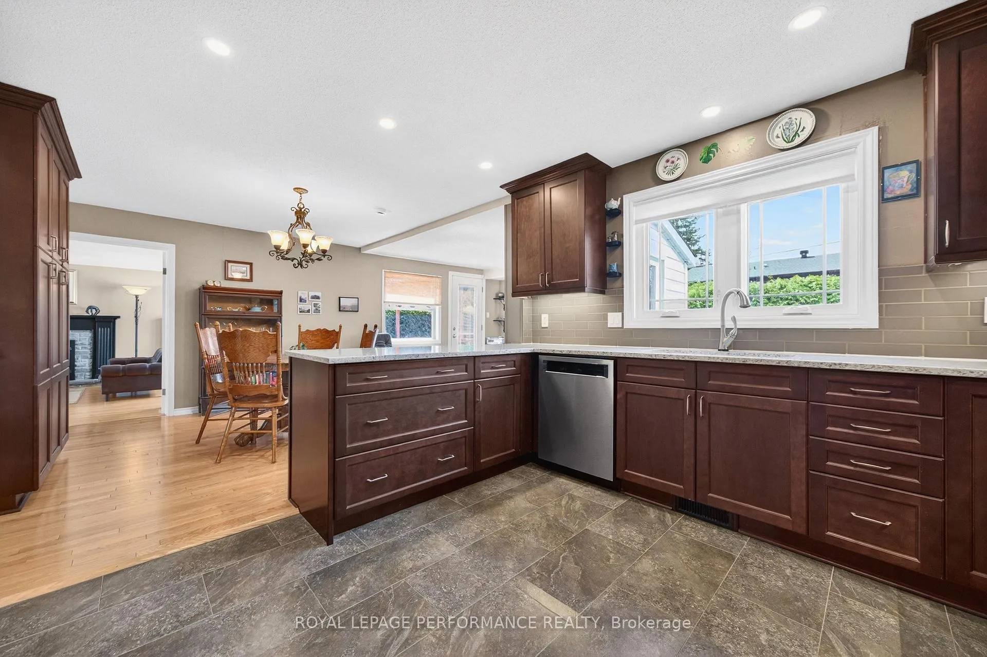 Photo 13 of 774 Manitou Drive, Ottawa, Carlingwood — HOMEH