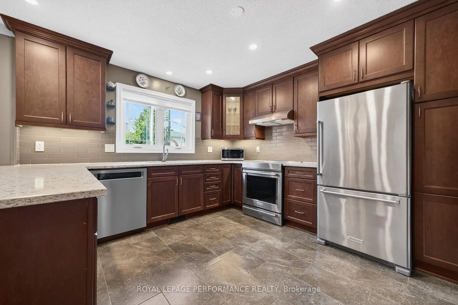 Photo 14 of 774 Manitou Drive, Ottawa, Carlingwood — HOMEH