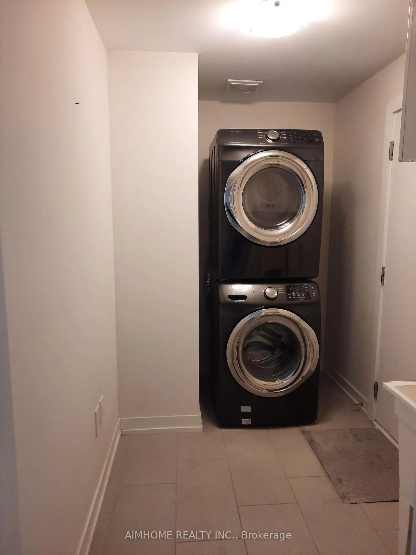 Photo 6 of 159 Salterton Circle, Vaughan, Rural Vaughan — HOMEH