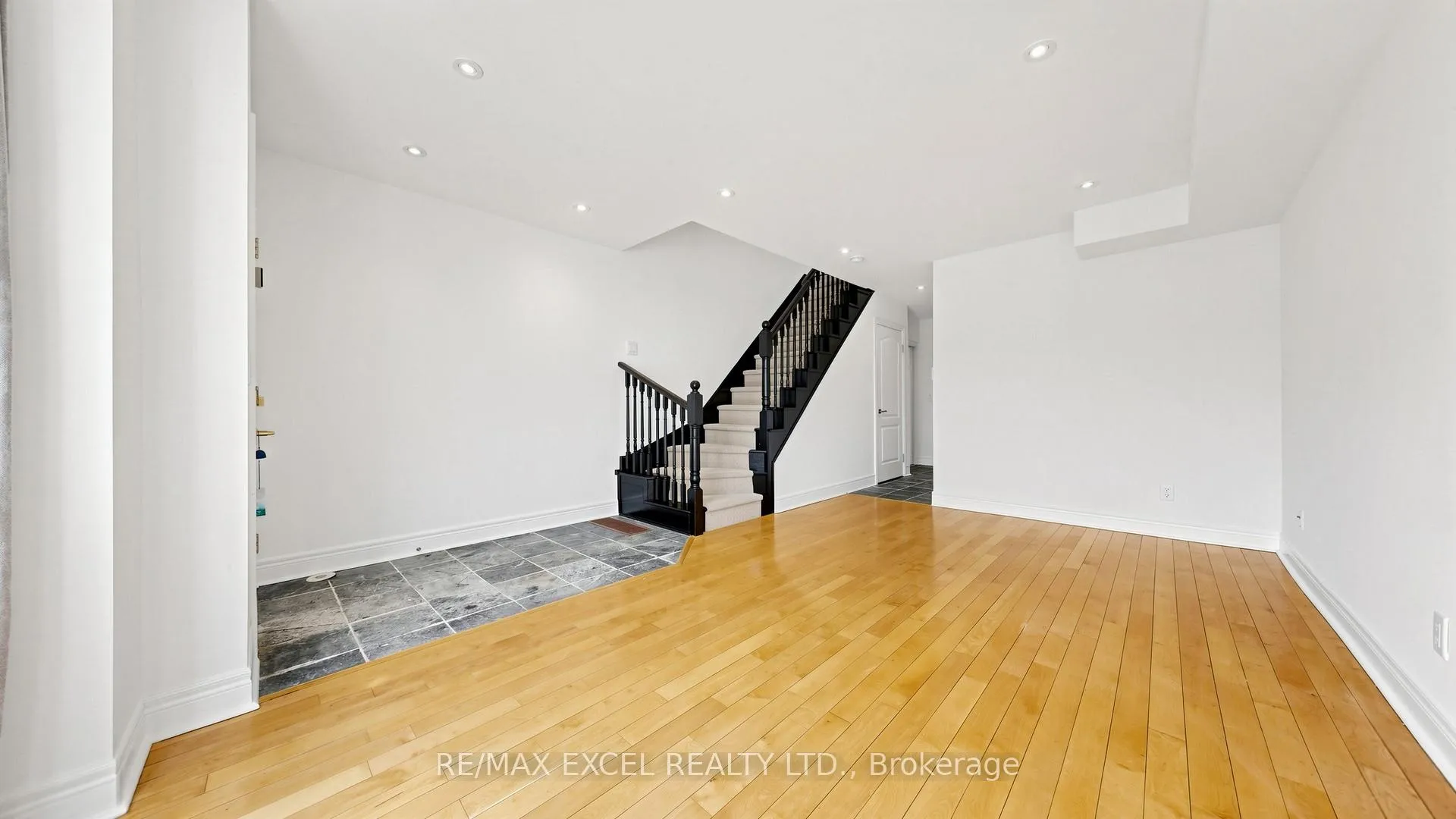 Photo 4 of 72 Suncrest Boulevard, Markham, Commerce Valley — HOMEH