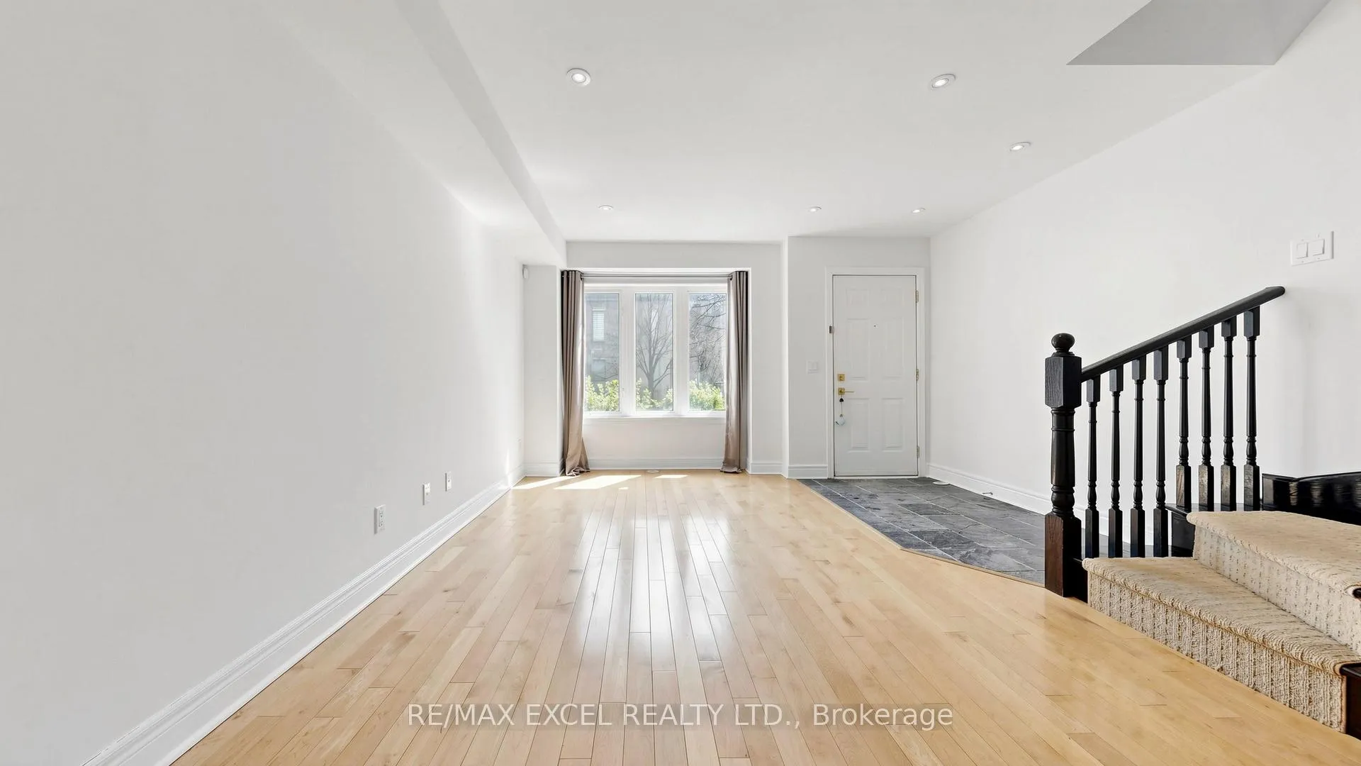 Photo 5 of 72 Suncrest Boulevard, Markham, Commerce Valley — HOMEH