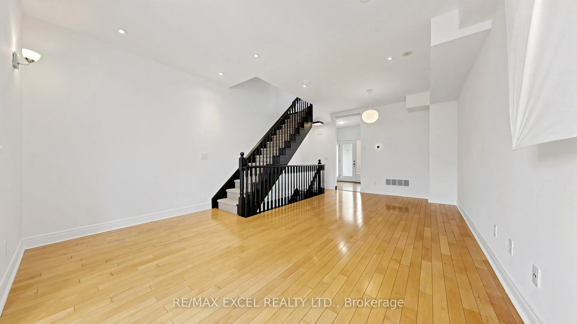 Photo 15 of 72 Suncrest Boulevard, Markham, Commerce Valley — HOMEH