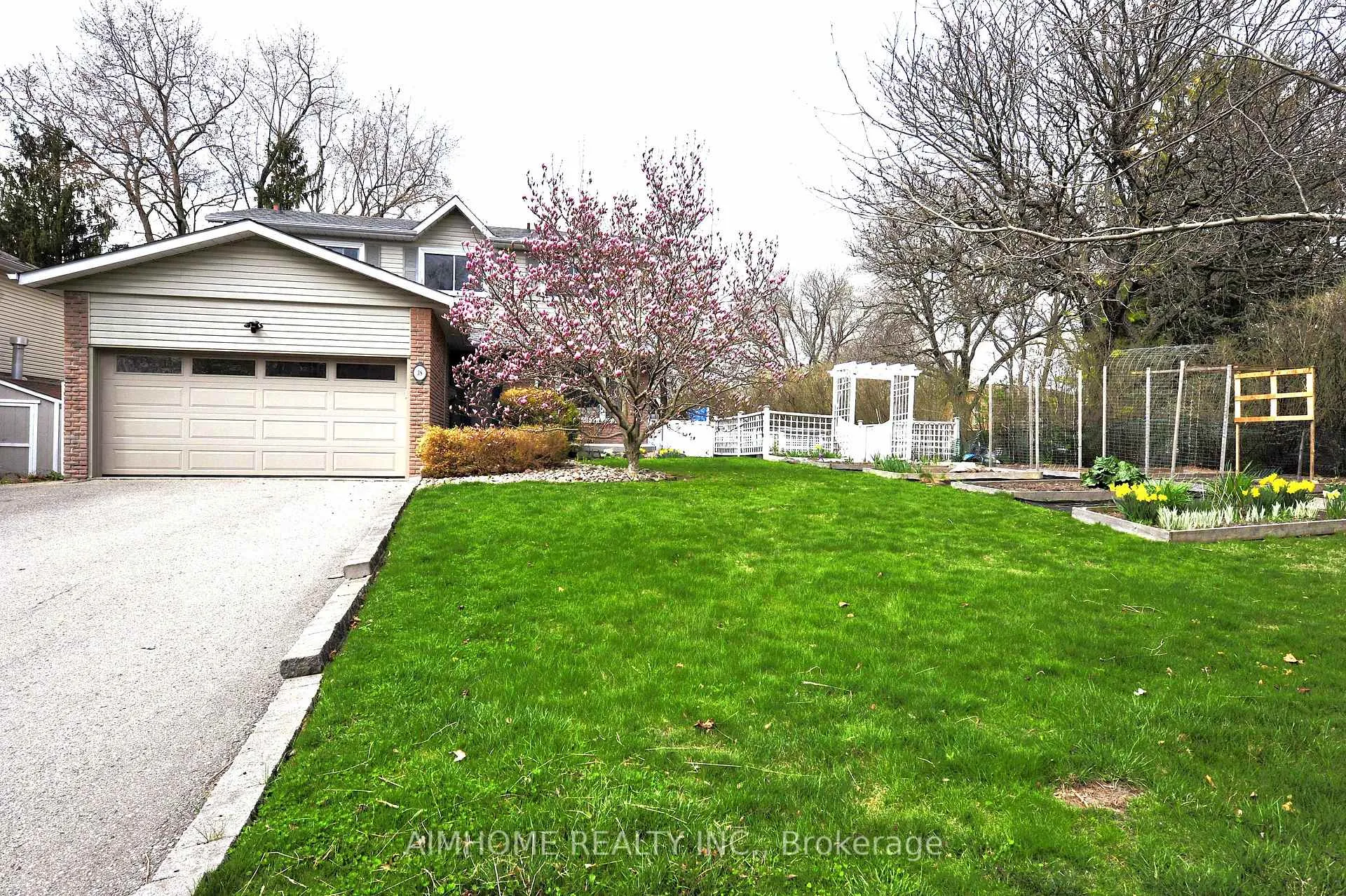 Photo 2 of 38 Sir Brandiles Place, Markham, Markham Village — HOMEH