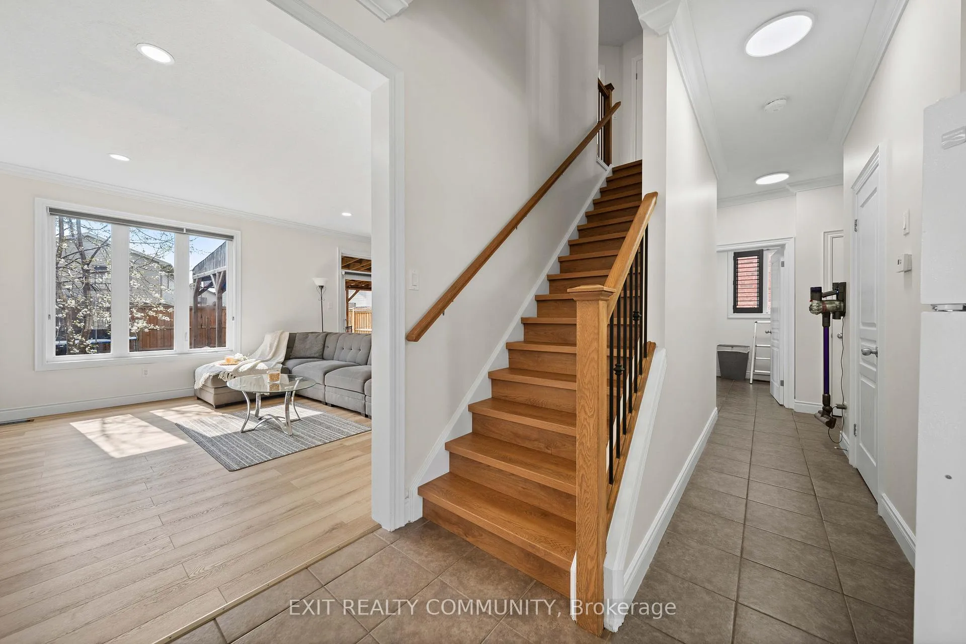 Photo 10 of 1803 Jubilee Drive, London, North E — HOMEH