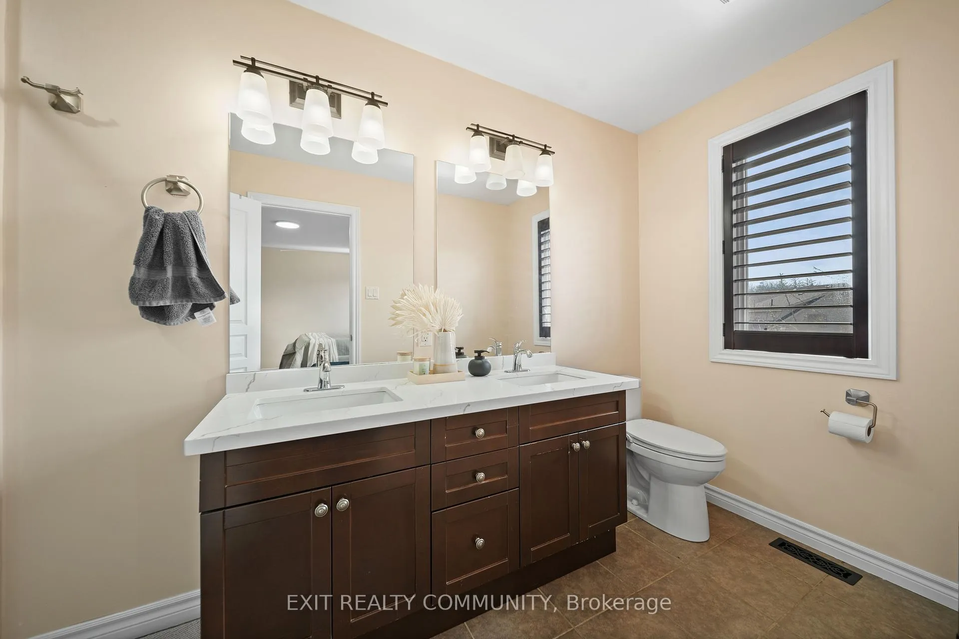 Photo 12 of 1803 Jubilee Drive, London, North E — HOMEH