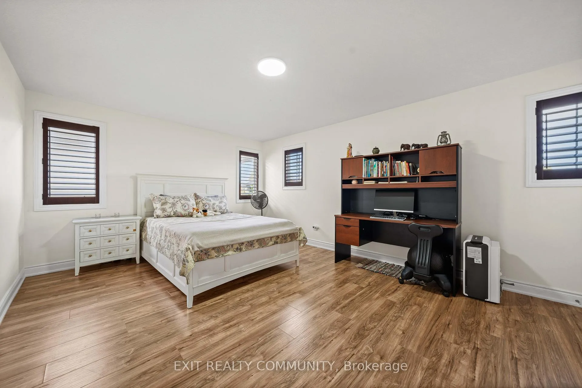 Photo 17 of 1803 Jubilee Drive, London, North E — HOMEH