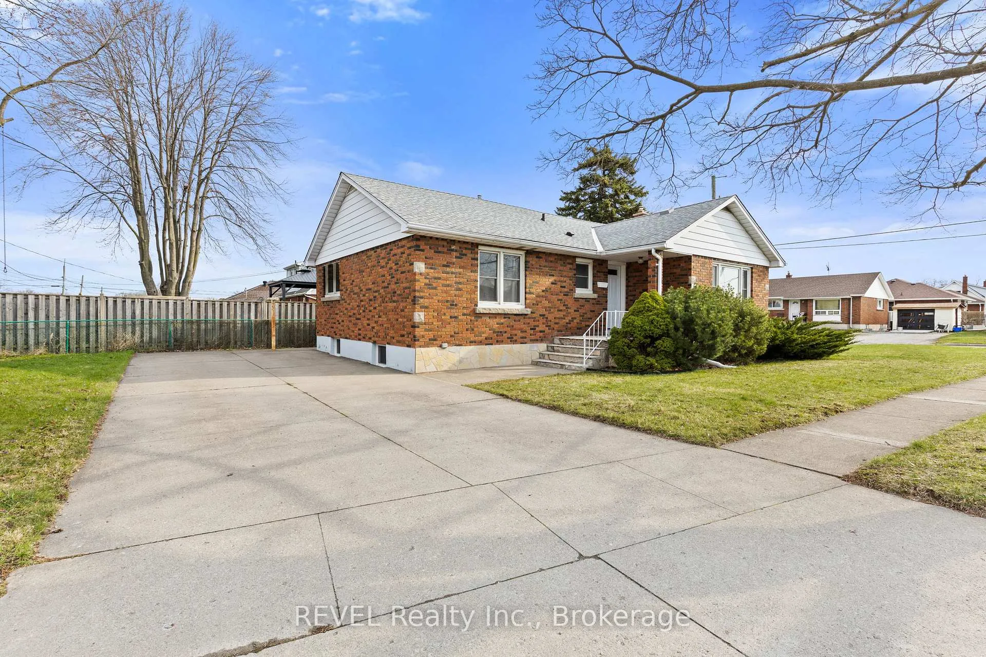 Photo 2 of 32 Thompson Avenue, Thorold, Thorold Downtown — HOMEH