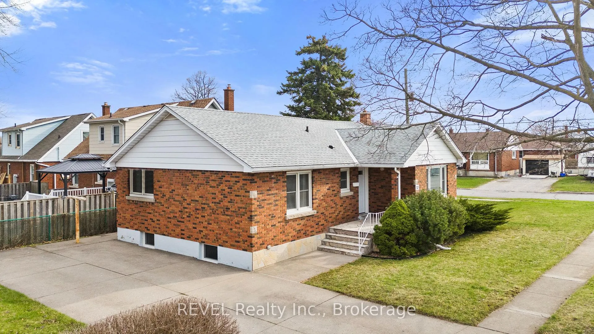 Photo 3 of 32 Thompson Avenue, Thorold, Thorold Downtown — HOMEH