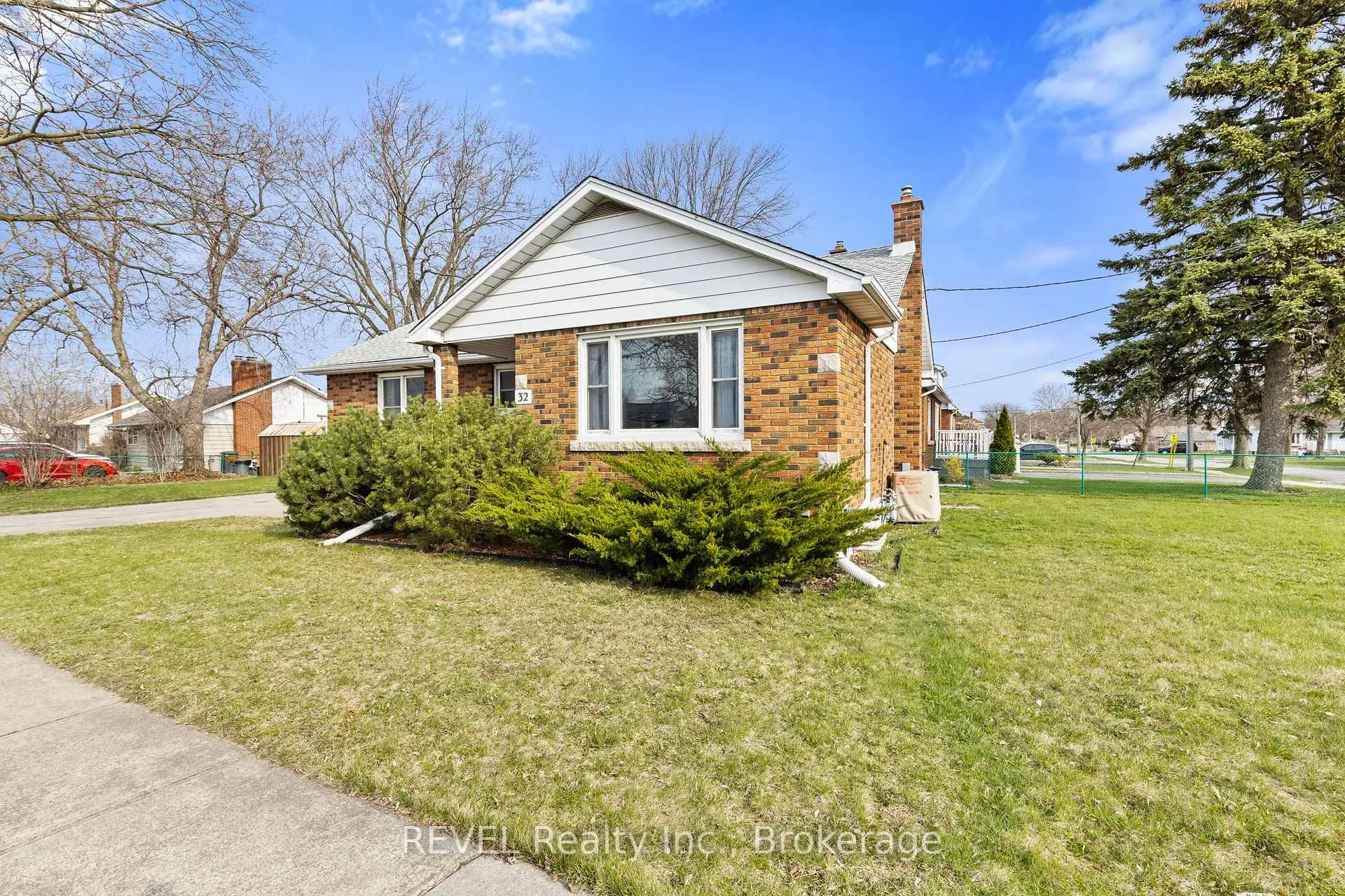 Photo 4 of 32 Thompson Avenue, Thorold, Thorold Downtown — HOMEH