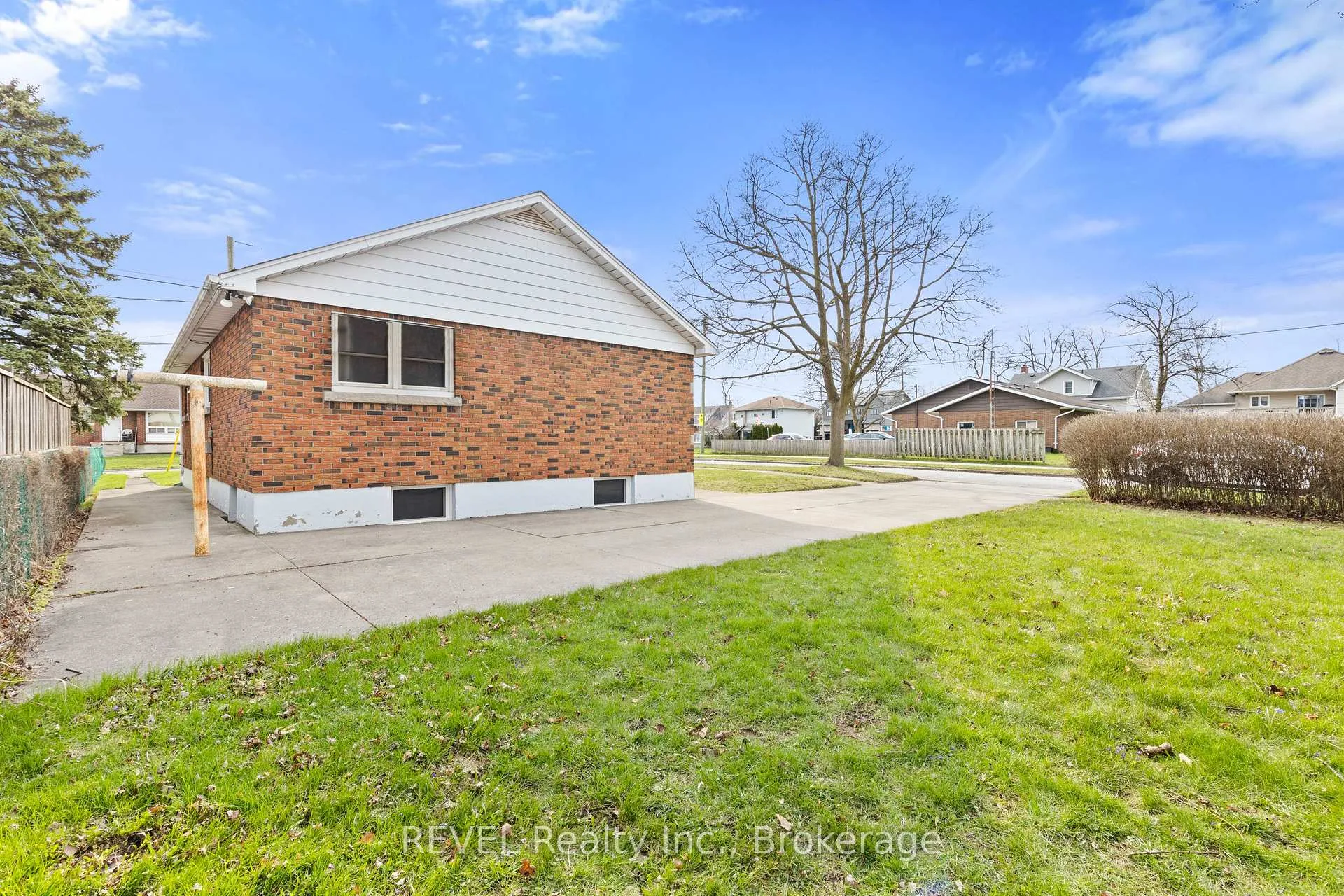 Photo 26 of 32 Thompson Avenue, Thorold, Thorold Downtown — HOMEH