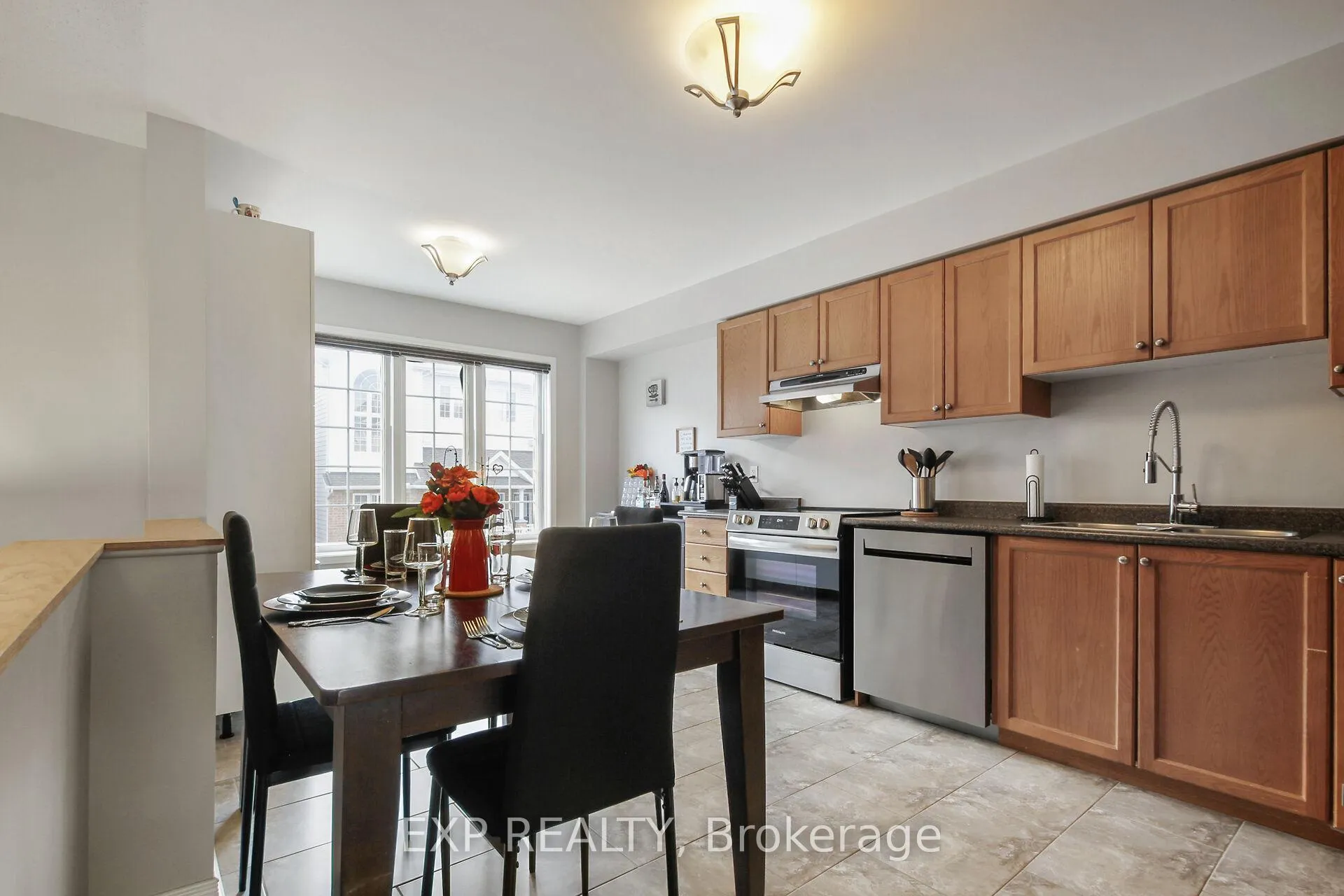 Photo 4 of 321 Wiffen Private, Ottawa, Westcliffe Estates — HOMEH