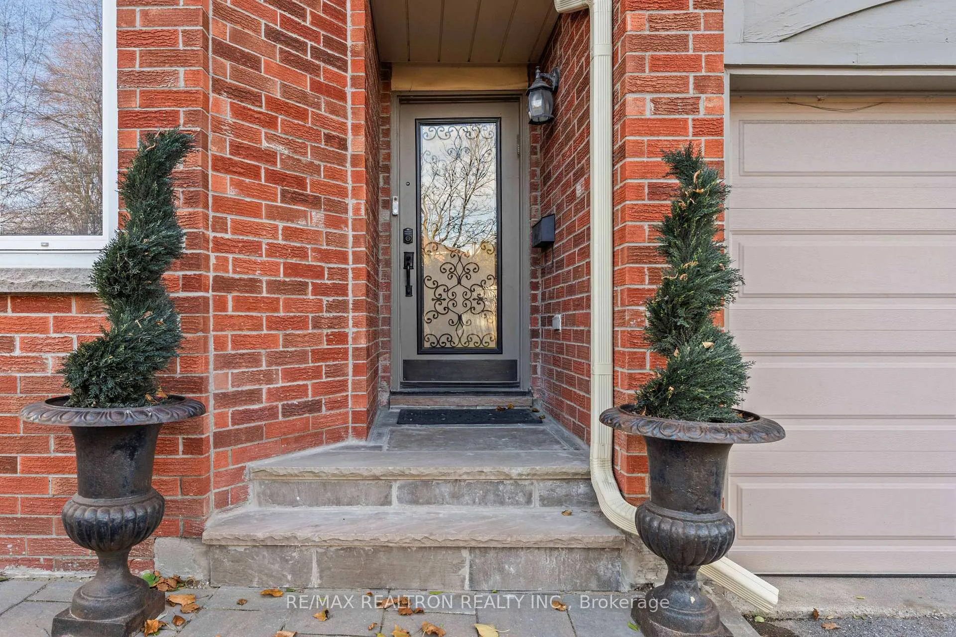 Photo 3 of 271 Rose Green Drive, Vaughan, Uplands — HOMEH