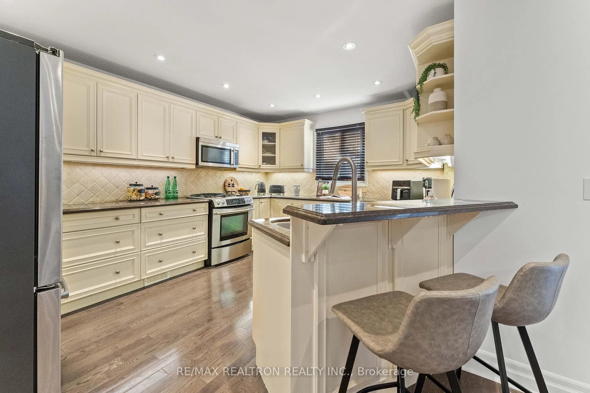 Photo 10 of 271 Rose Green Drive, Vaughan, Uplands — HOMEH