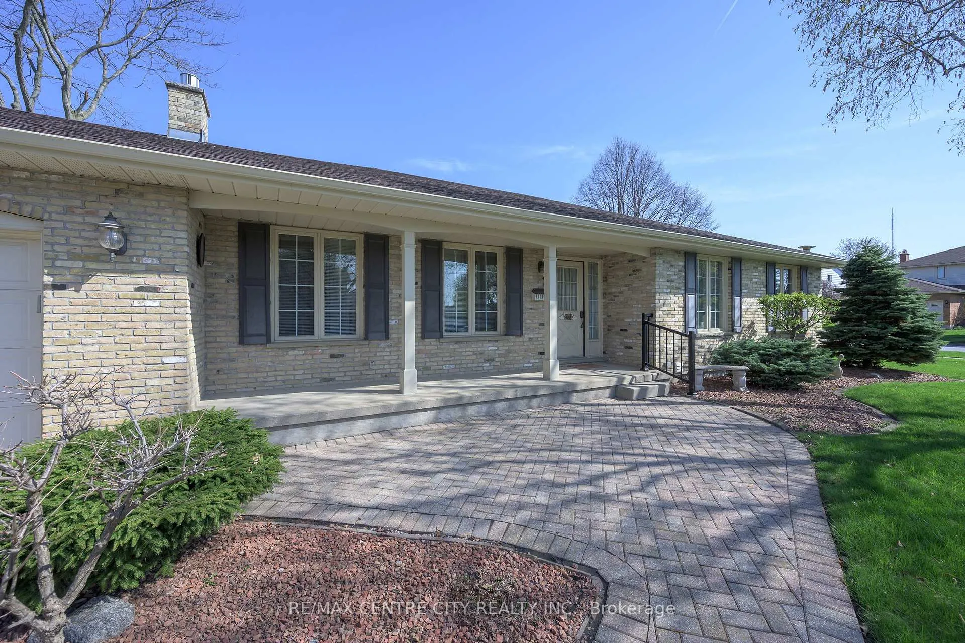 Photo 4 of 55 Pine Valley Drive, London, South N — HOMEH