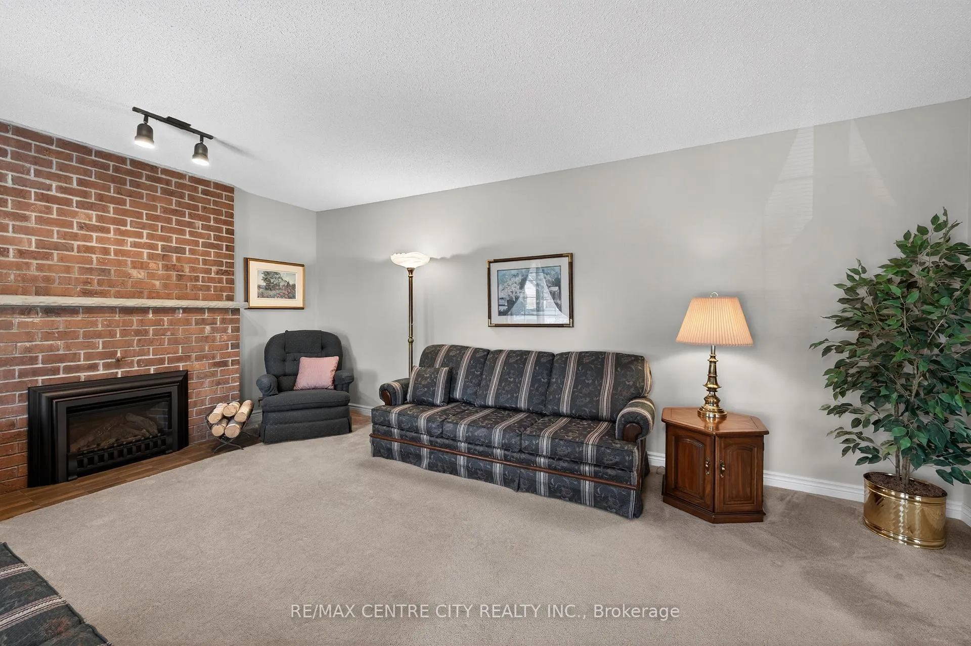 Photo 12 of 55 Pine Valley Drive, London, South N — HOMEH