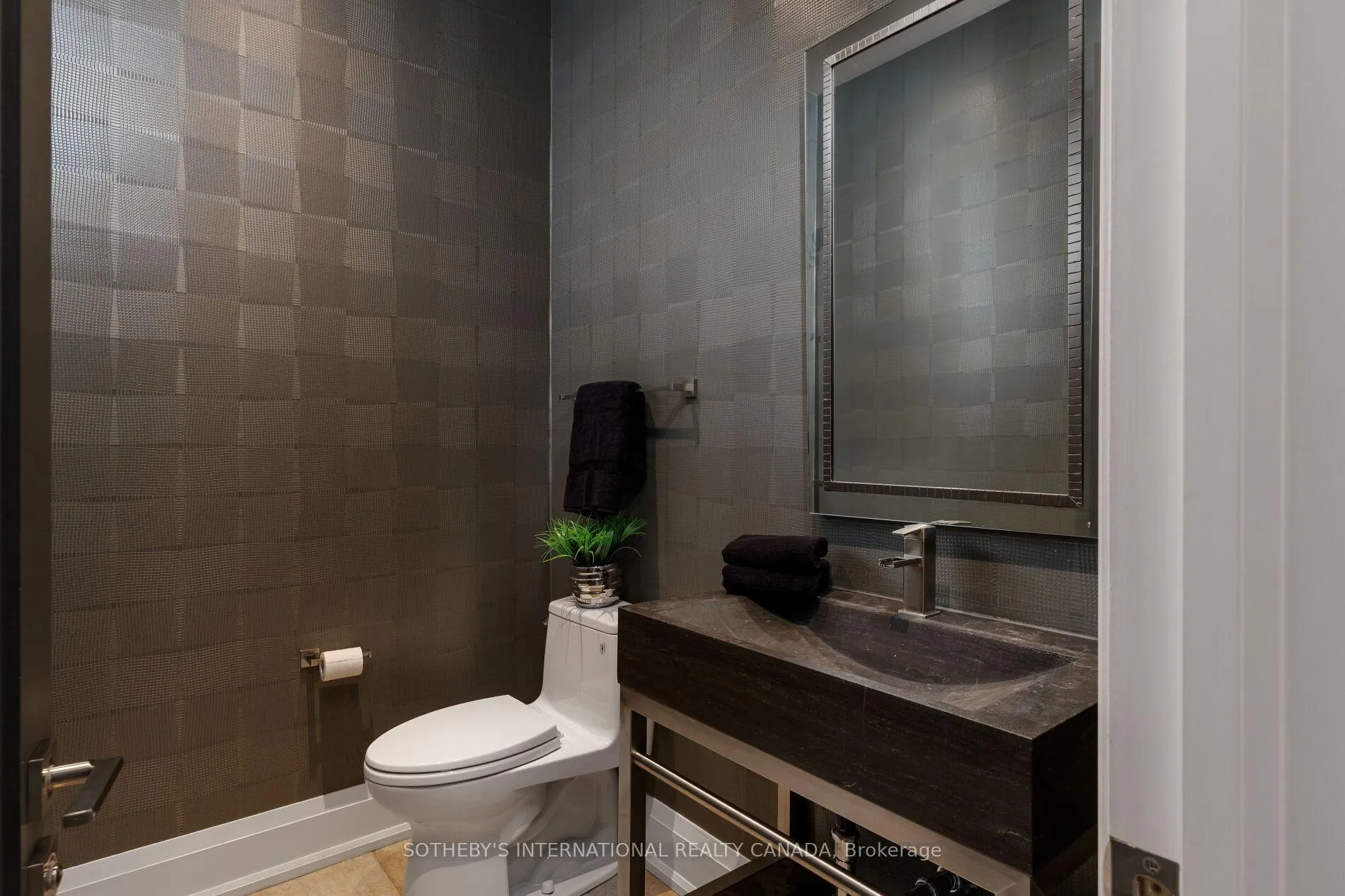 Photo 16 of 122 Wimbleton Road, Etobicoke, Edenbridge-Humber Valley — HOMEH