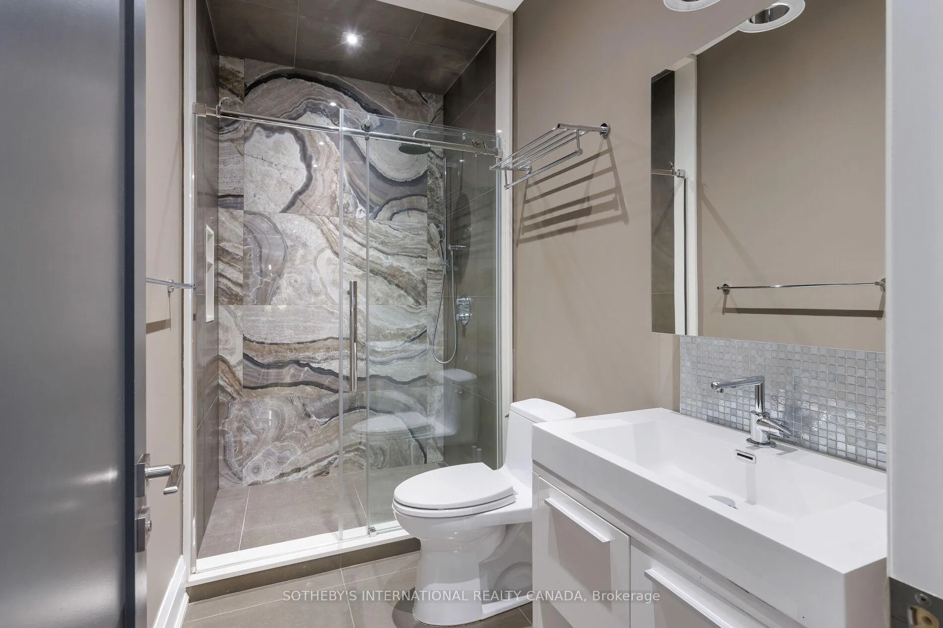 Photo 42 of 122 Wimbleton Road, Etobicoke, Edenbridge-Humber Valley — HOMEH