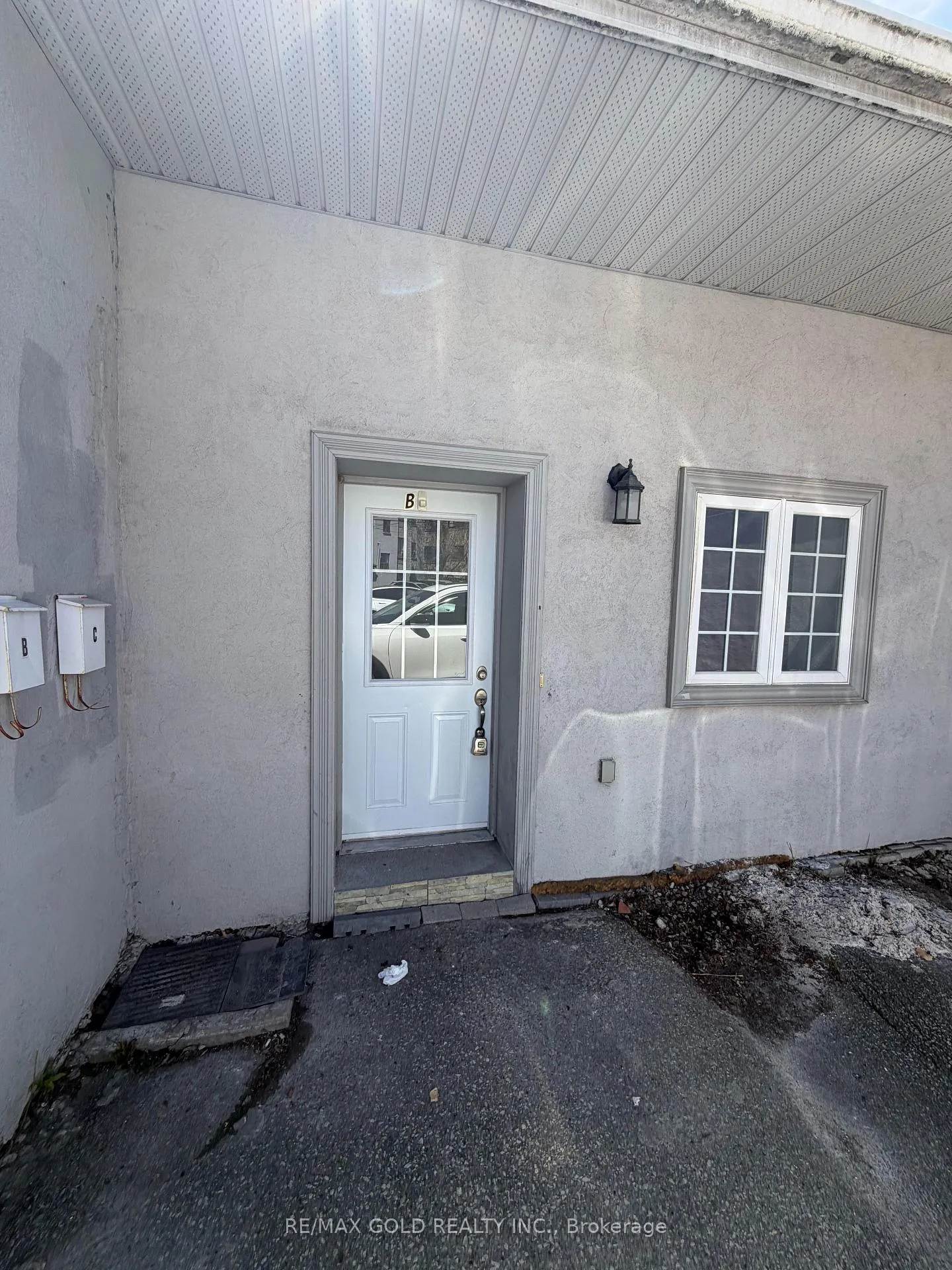 Front of Unit B, 150 Kenwood Avenue