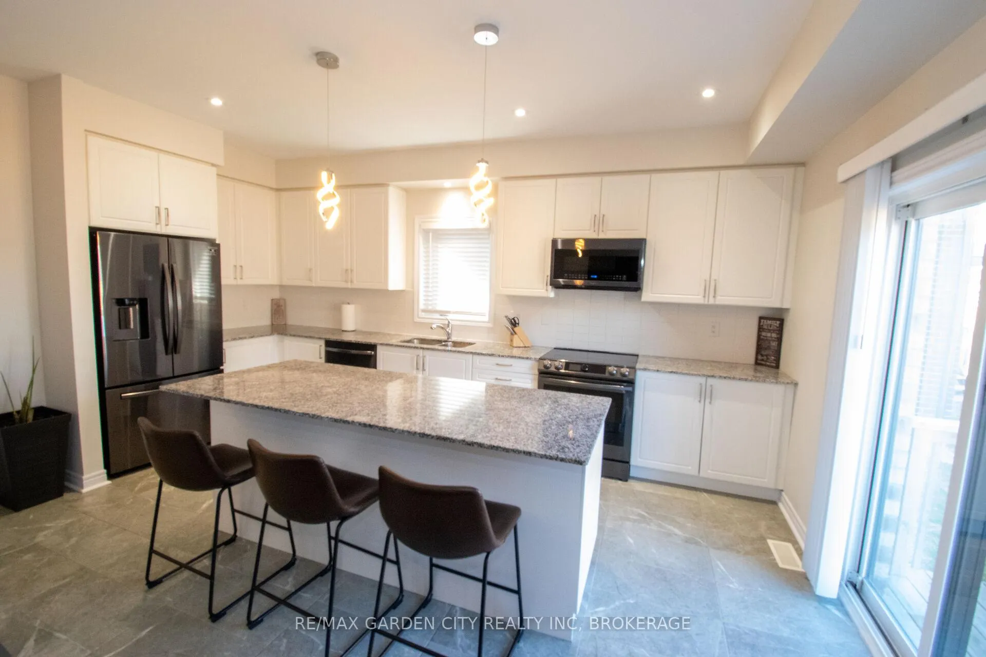 Photo 8 of 243 Shoreview Drive, Welland, Hwy 406/Welland — HOMEH