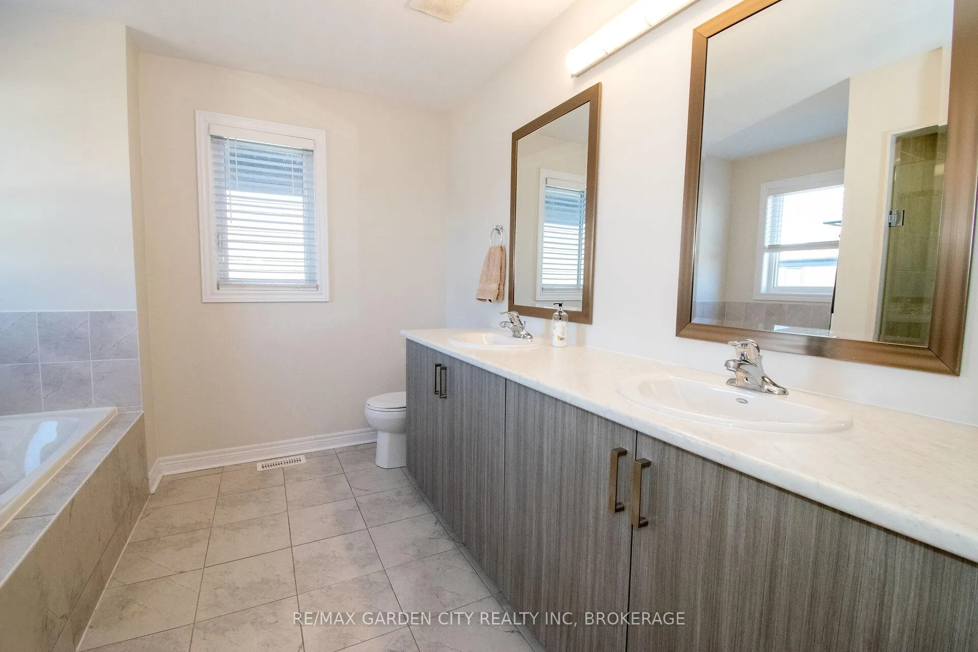 Photo 25 of 243 Shoreview Drive, Welland, Hwy 406/Welland — HOMEH