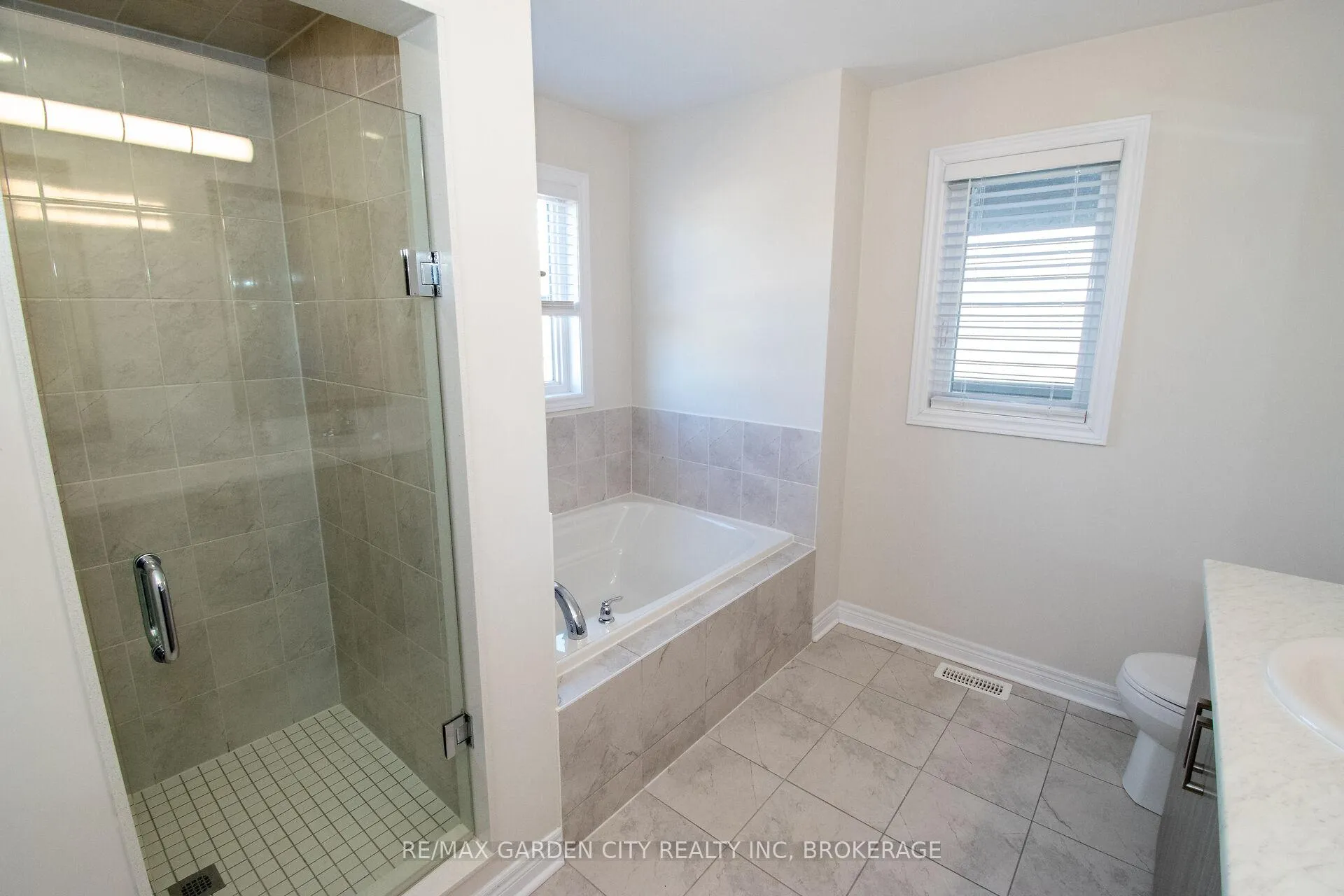 Photo 26 of 243 Shoreview Drive, Welland, Hwy 406/Welland — HOMEH