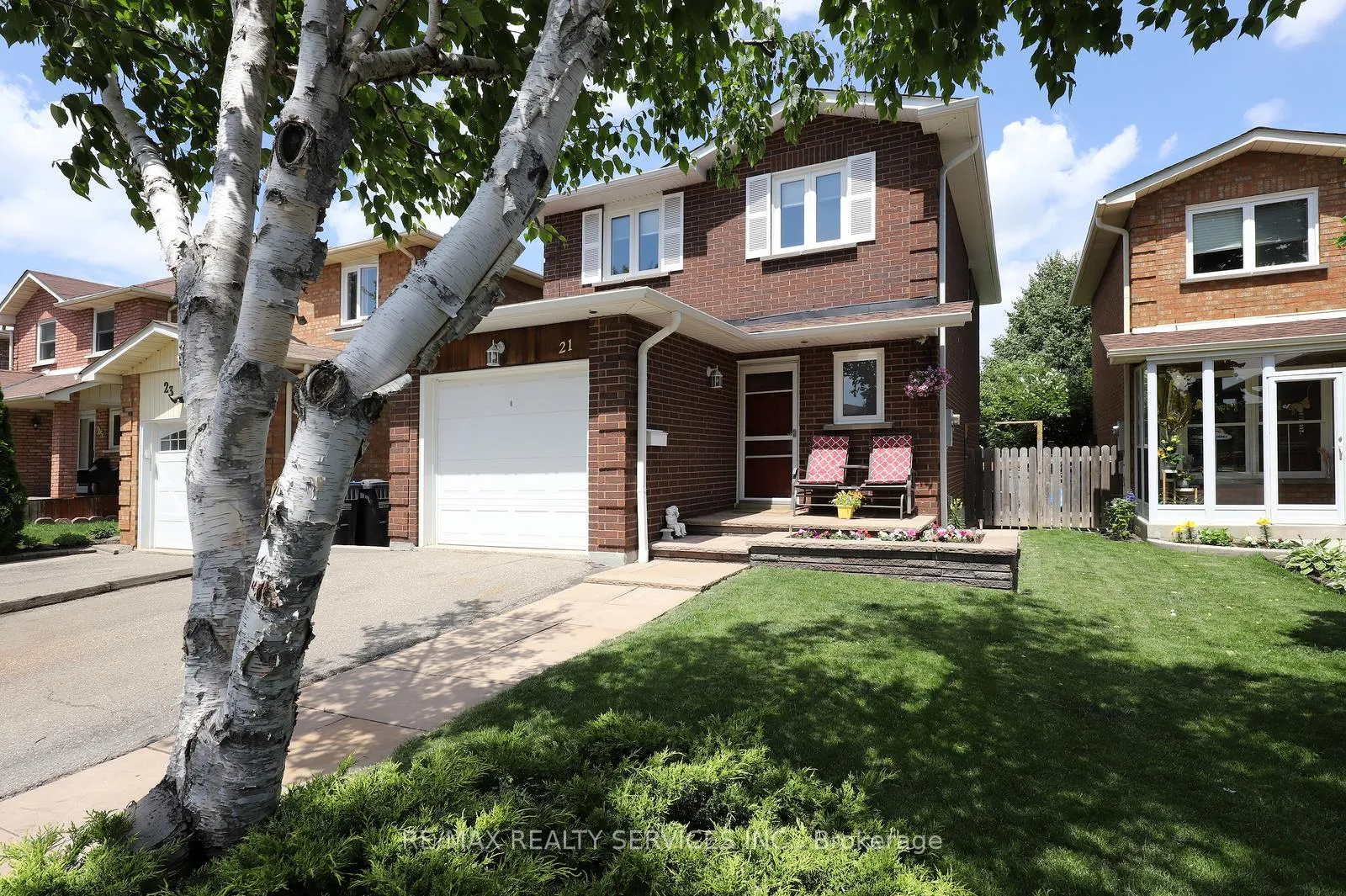 Photo 3 of 21 Shenstone Avenue, Brampton, Heart Lake West — HOMEH