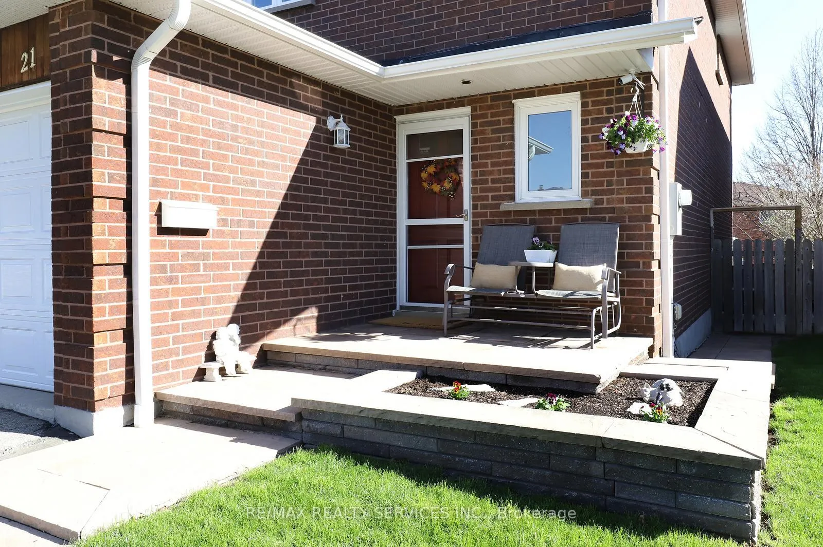 Photo 4 of 21 Shenstone Avenue, Brampton, Heart Lake West — HOMEH