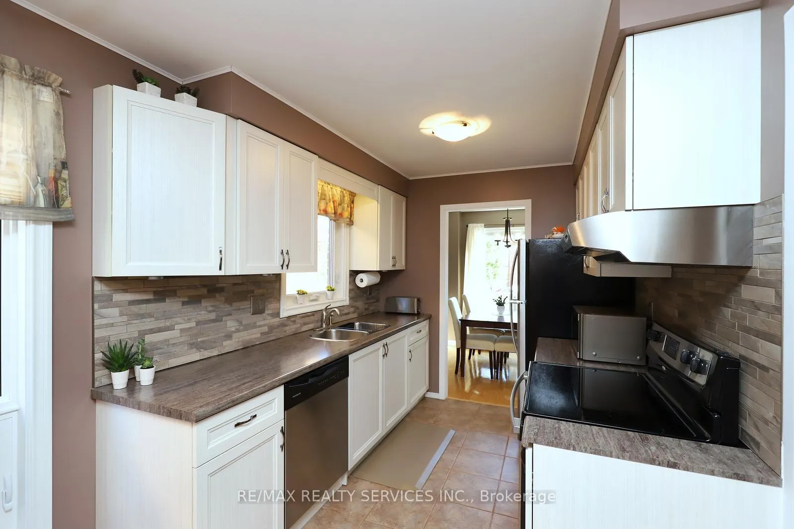 Photo 17 of 21 Shenstone Avenue, Brampton, Heart Lake West — HOMEH