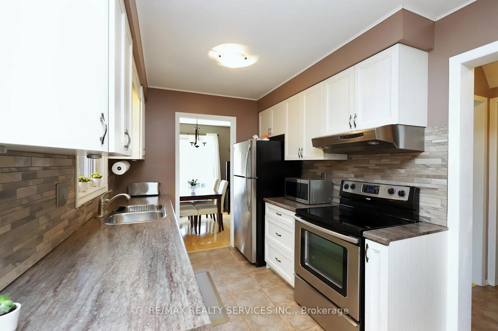 Photo 18 of 21 Shenstone Avenue, Brampton, Heart Lake West — HOMEH