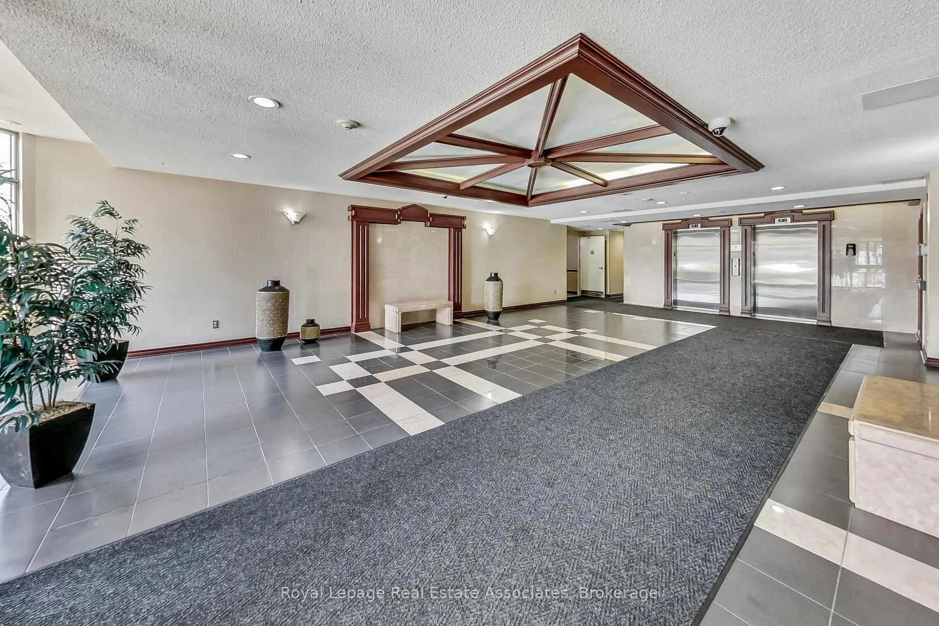 Photo 5 of Unit 501, 495 Highway 8, Hamilton, Stoney Creek — HOMEH