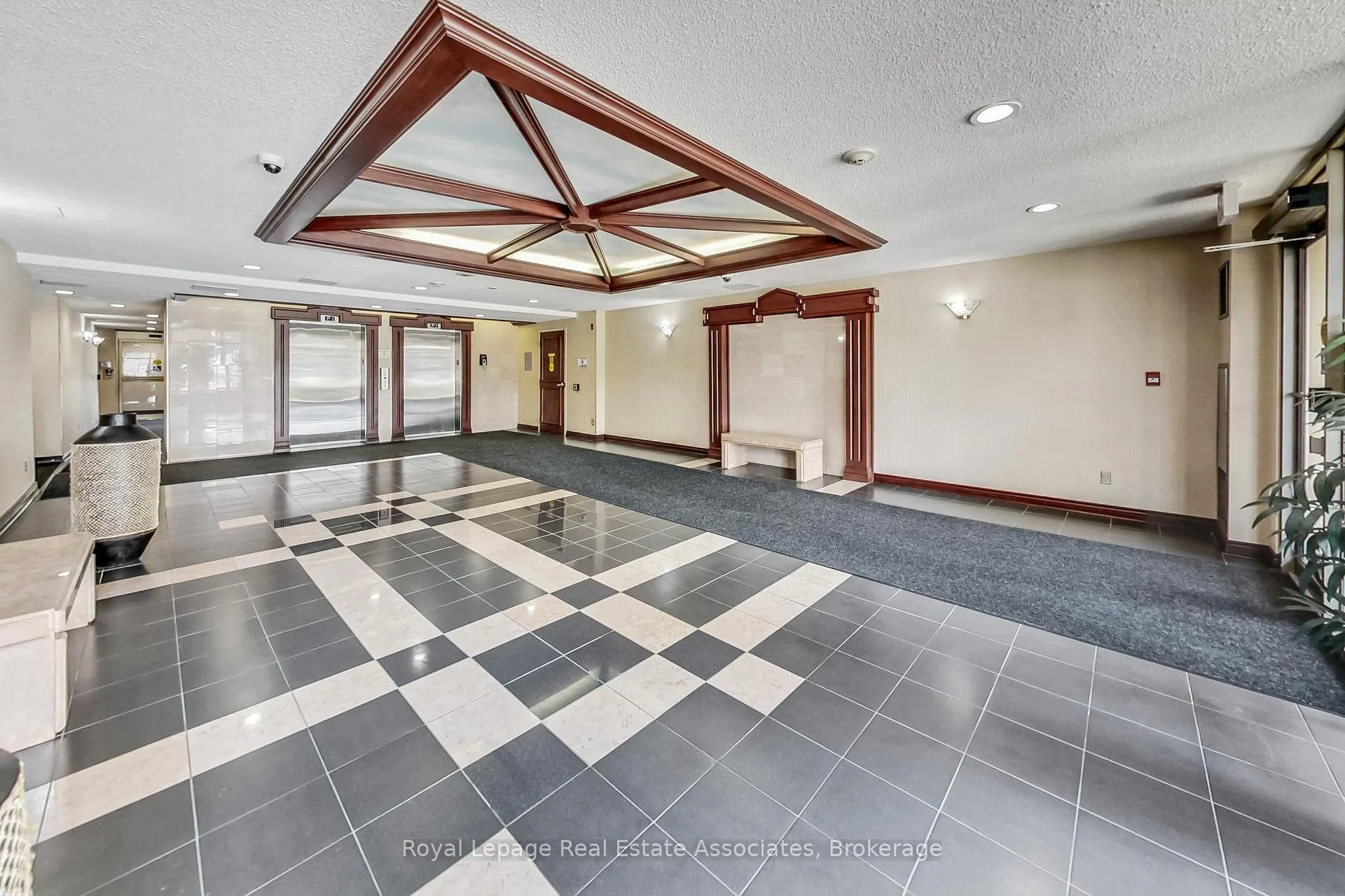 Photo 6 of Unit 501, 495 Highway 8, Hamilton, Stoney Creek — HOMEH