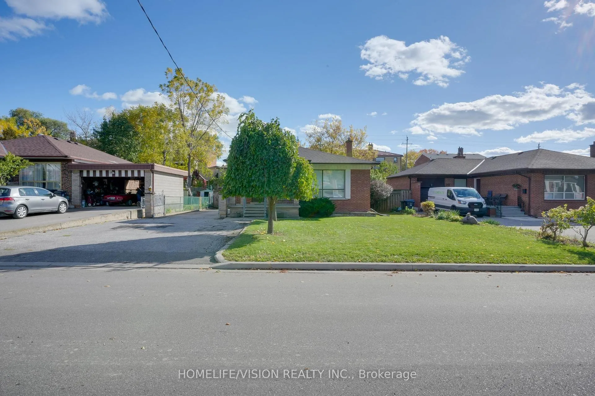 Photo 3 of 239 Epsom Downs Drive, North York, Downsview-Roding-CFB — HOMEH