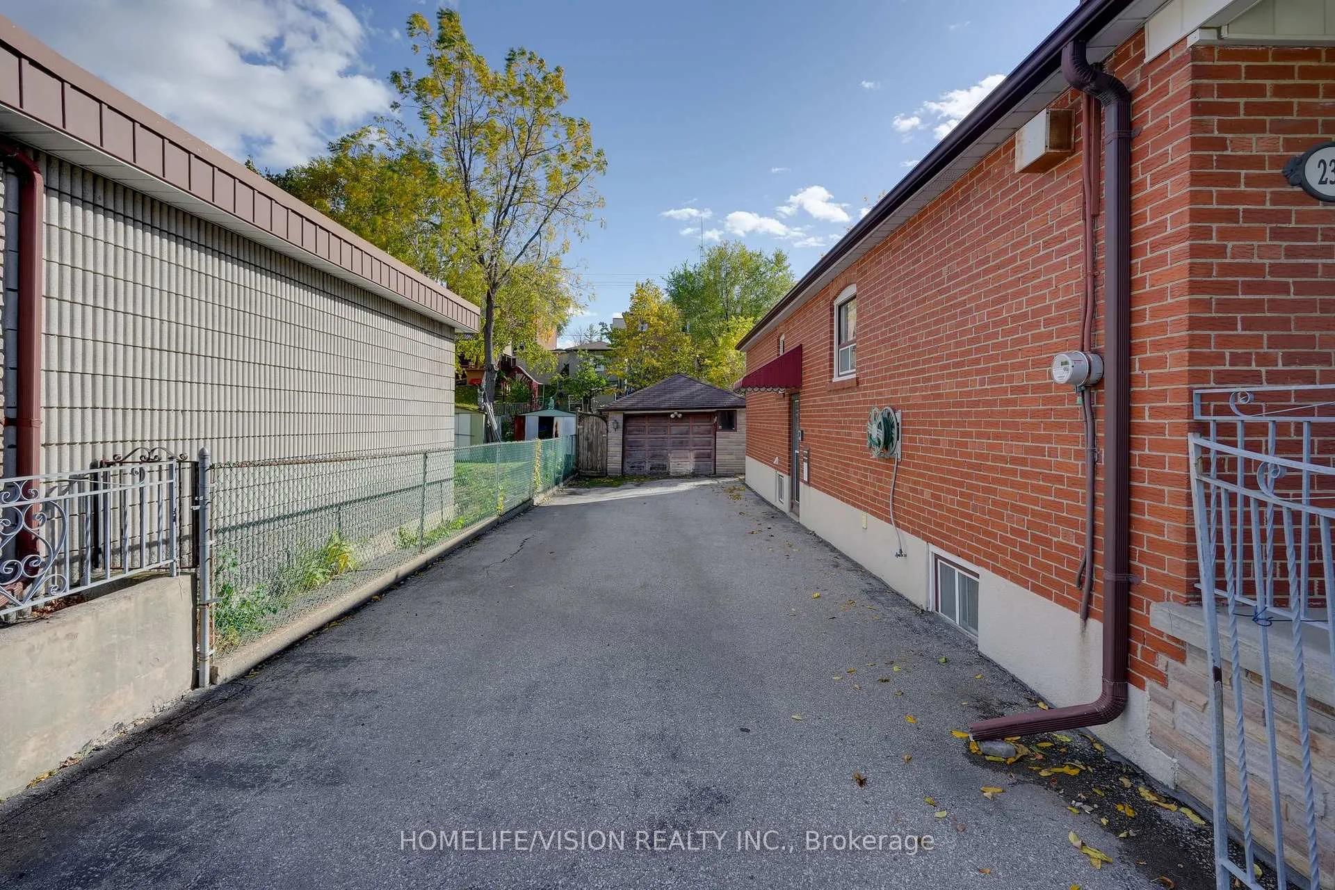 Photo 7 of 239 Epsom Downs Drive, North York, Downsview-Roding-CFB — HOMEH