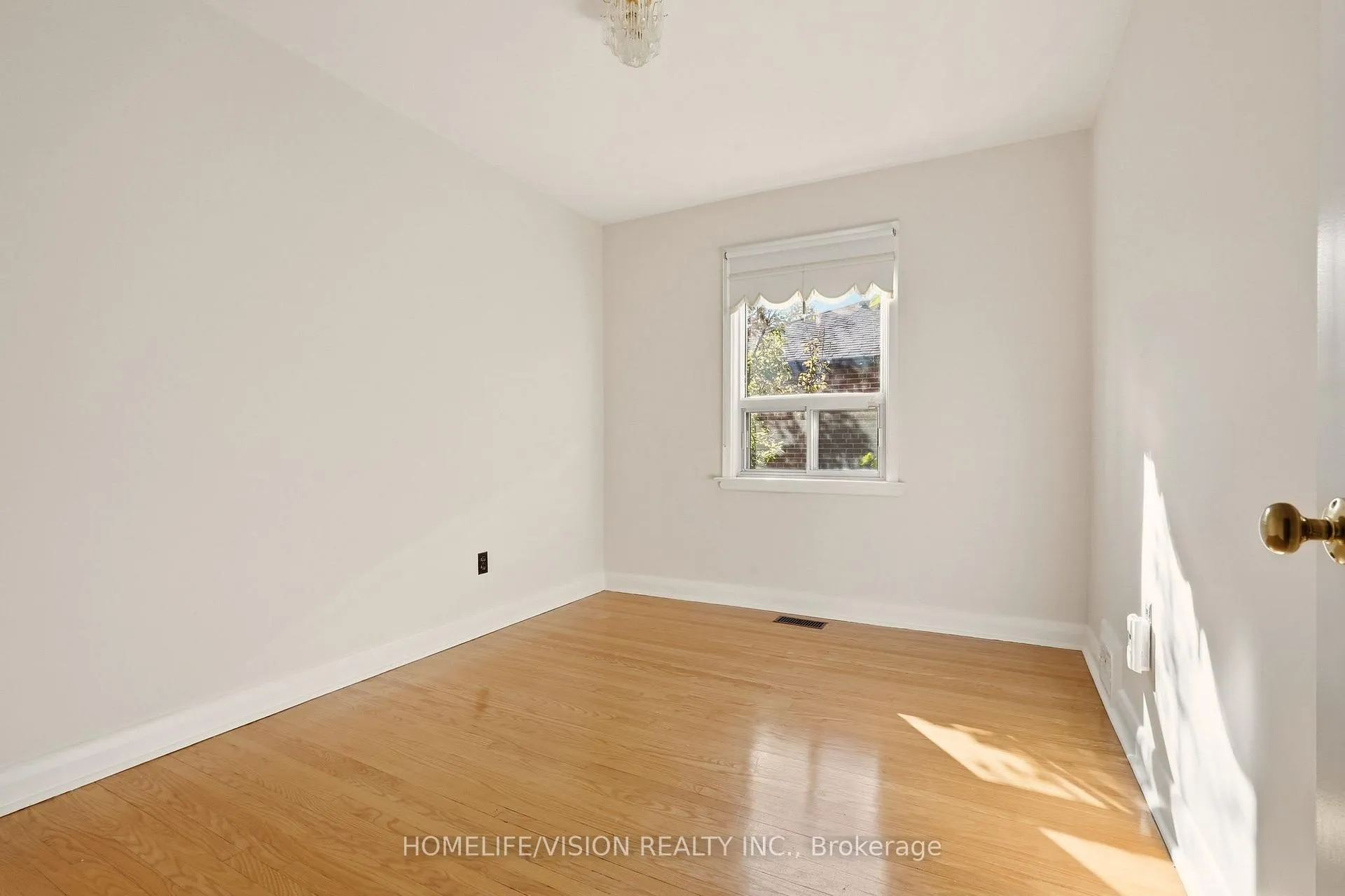 Photo 22 of 239 Epsom Downs Drive, North York, Downsview-Roding-CFB — HOMEH